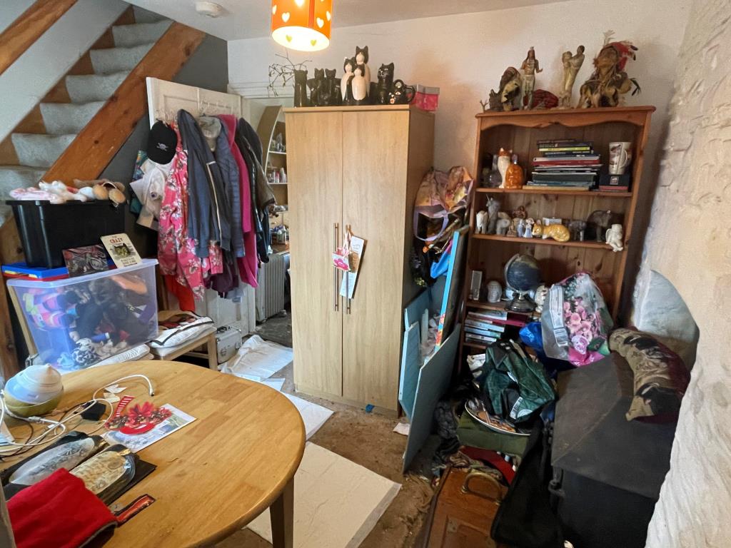 Lot: 60 - COTTAGE FOR IMPROVEMENT - Dining room from alternative angel